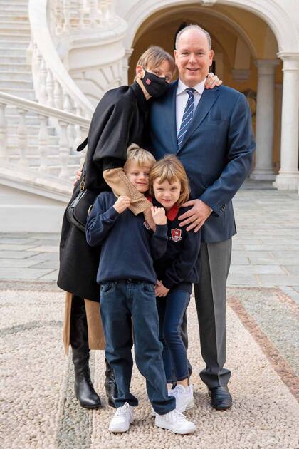Después de estar varada seis meses en su tierra natal, regresó al principado los primeros días de noviembre y compartió el reencuentro con su familia.