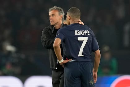 Después de ganar a Barcelona, el PSG cayó en semis ante Borussia (AP Foto/Christophe Ena)