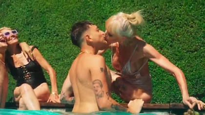 Después de grabar el video con el trapero Paco Amoroso, se dijo que vivió un romance con él. Ella asegura que siempre le atrajeron los cantantes y sus parecidos o imitadores: su primera pareja se parecía a Julio Iglesias y su más reciente, Ricardo García, era imitador de Sandro