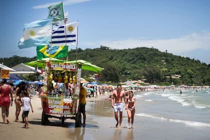 El Gobierno analiza cerrar fronteras con Brasil, como consecuencia del fuerte rebrote de coronavirus en ese país
