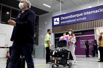 Tras la decisión de cerrar fronteras con Gran Bretaña, ahora el Gobierno analiza establecer límites para el intercambio con Brasil