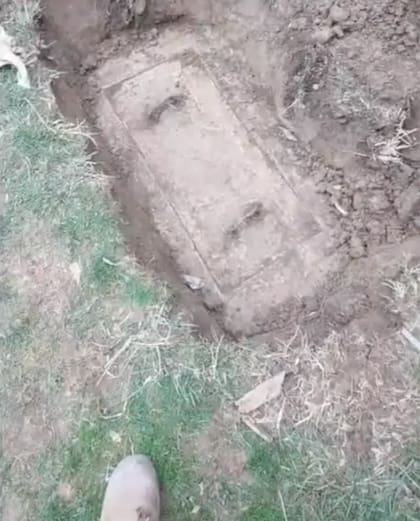 Después de haber excavado un poco, Tony Huisman dejó dos manijas de hierro al descubierto