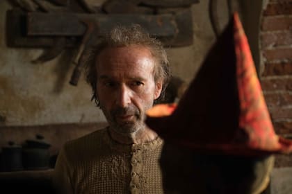 Después de haber hecho su propia versión de Pinocho en 2002, Roberto Benigni ahora interpreta a Geppetto, su creador