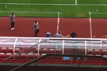 Después de haber permanecido en un segundo plano, Bielsa saluda al director técnico de Stoke al final del amistoso del martes