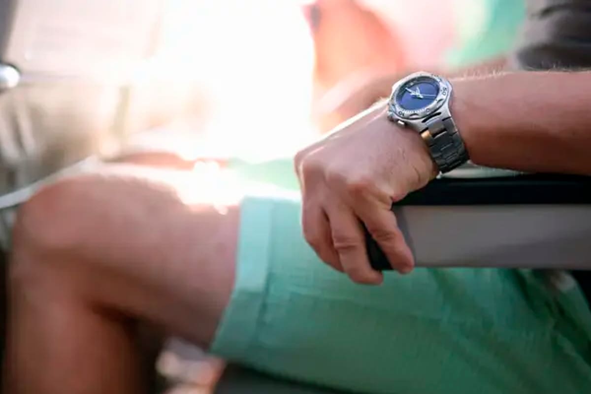 Después de haber trabajado casi 20 años como auxiliar de vuelo, Boris Millan explica en uno de sus libros a qué pasajero le corresponden los apoyabrazos del avión