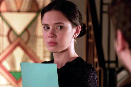 Después de haberle confesado a Bruno que todavía lo ama, Lucía regresa a su casa y se encuentra con un Torcuato enfurecido que la maltrata y la encierra en su habitación