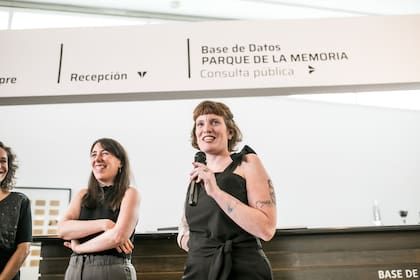 Después de incontables negativas y de una beca para estudiar en España en reconocimiento a este trabajo, finalmente Tamara Grinberg logró compartir el resultado de su investigación en una muestra abierta al público. En la foto: con Cecilia Nisembaum, curadora de la muestra que se exhibe en el Museo del Parque de la Memoria.