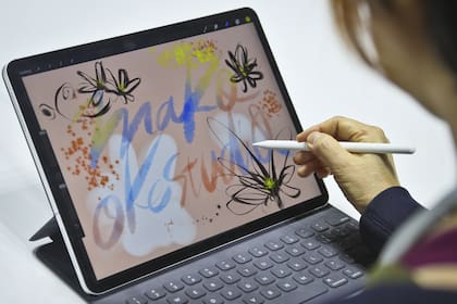 Después de insistir durante años con la interacción basada en los dedos, el iPad Pro ofrece el uso de un puntero stylus junto a un teclado físico