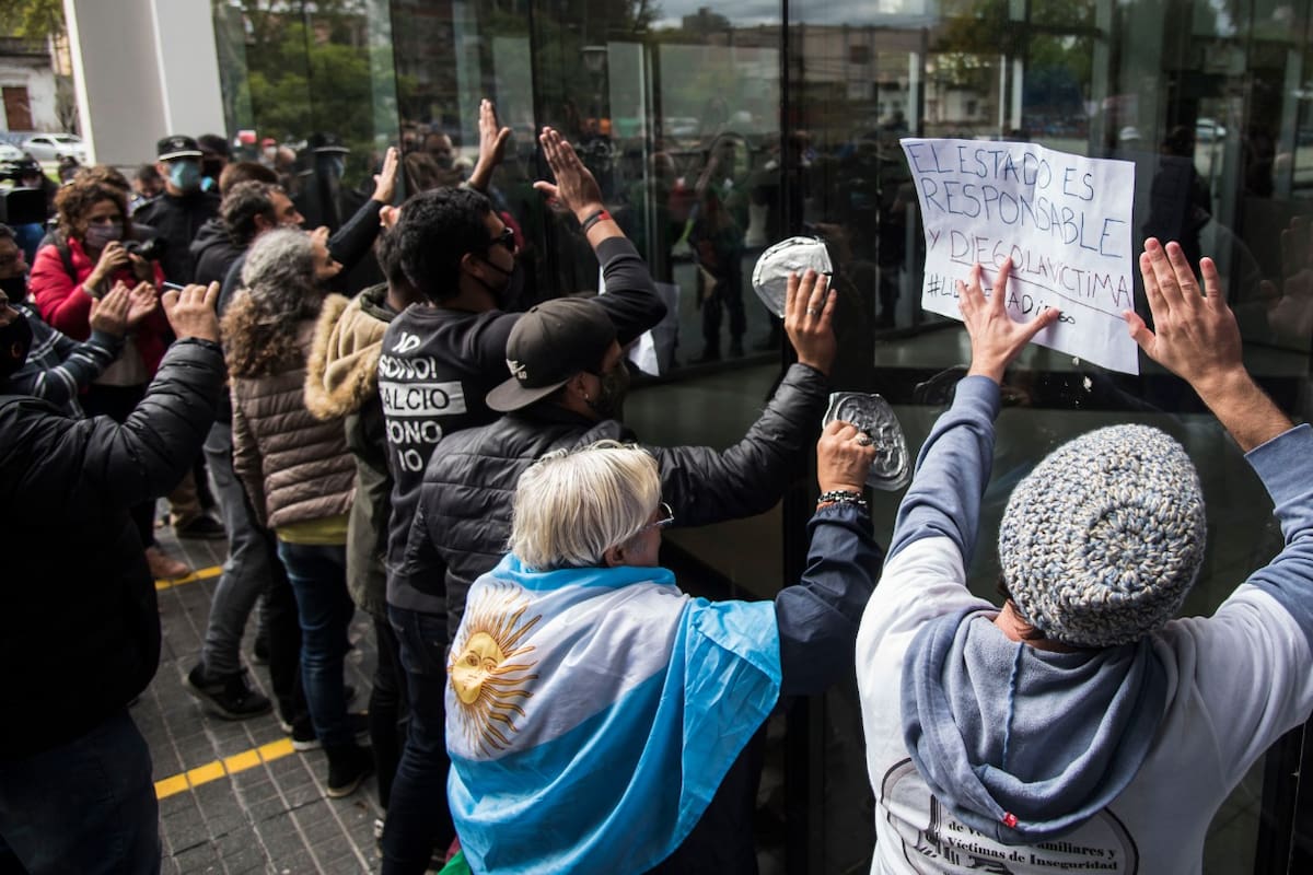 Después de la audiencia, se produjeron incidentes en el Centro de Justicia Penal, donde familiares y vecinos de Diego C. expresaron su malestar tras quedar preso.
