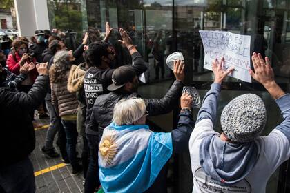 Después de la audiencia, se produjeron incidentes en el Centro de Justicia Penal, donde familiares y vecinos de Diego C. expresaron su malestar tras quedar preso.