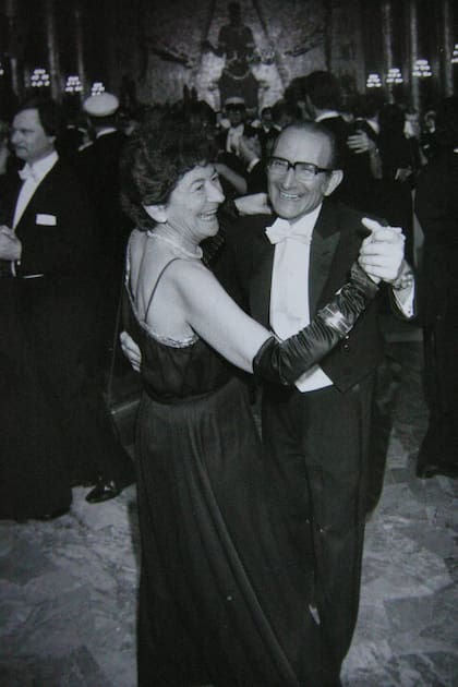Después de la ceremonia de entrega de los Premios Nobel, hubo una fiesta en Estocolmo, que disfrutaron mucho Celia Prilleltensky y su marido César Milstein