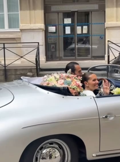 Después de la ceremonia, los recién casados posaron a bordo de un Porsche 356 Speedster, con París como escenario