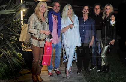 Después de la comida, la cumpleañera –de blanco, con toques de brillos– posó para ¡HOLA! Argentina con sus invitados: su hija Mecha, sus hermanos Patricio, Federico y Carolina, que fue con su marido Diego Mejuto.