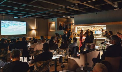 Después de la comida, los invitados pasaron al cine del hotel, donde vieron ganar a la Selección Argentina