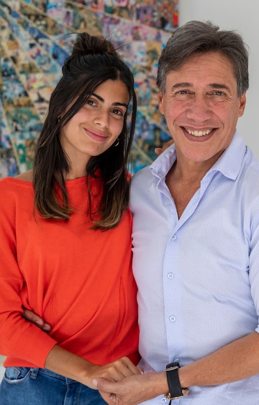 Después de la entrevista, Fabián posó junto a su novia, Florencia, instructora de zumba