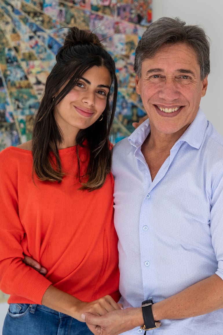 Después de la entrevista, Fabián posó junto a su novia, Florencia, instructora de zumba