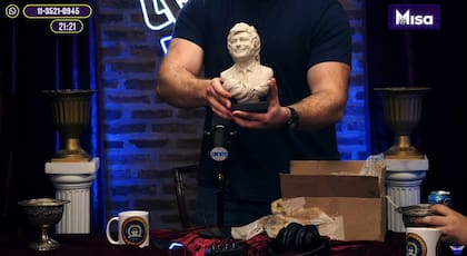 Después de la entrevista, Javier Milei le regaló un busto de sí mismo al Gordo Dan