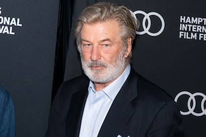 Después de la tragedia: Alec Baldwin, desconsolado, suspendió todos sus proyectos y se reunió con los familiares de Halyna Hutchins