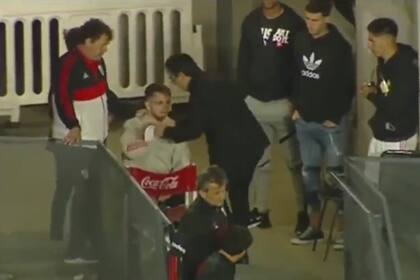 Después de la victoria ante Patronato, el entrenador Marcelo Gallardo consuela a Felipe Peña Biafore; el defensor estará varios meses sin jugar en River.