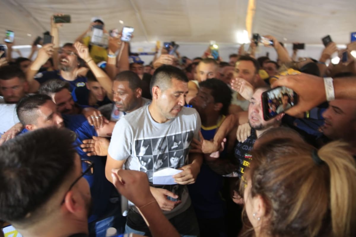 Después de las 14 votó Riquelme, aclamado por los socios en la mesa 47