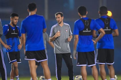 Después de las presiones en el fútbol argentino, la vida en los Emiratos se le hizo mucho más sencilla a Arruabarrena