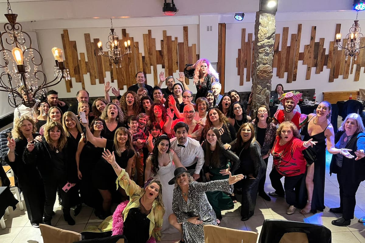 Después de llorar, comer, bailar y abrazar a los novios, llega la foto de los que se quedaron hasta el final de fiesta en La Boda Judía