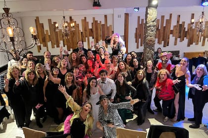 Después de llorar, comer, bailar y abrazar a los novios, llega la foto de los que se quedaron hasta el final de fiesta en La Boda Judía