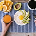 Este es el desayuno ideal para controlar el azúcar en sangre después de los 50, según los expertos