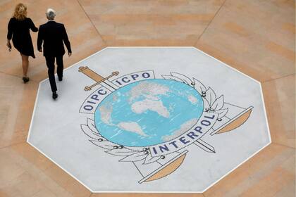 Después de los ataques del 11 de septiembre de 2001, Interpol expandió y aceleró la difusión de las circulares rojas; esa decisión abrió la puerta al abuso por parte de gobiernos autoritarios.