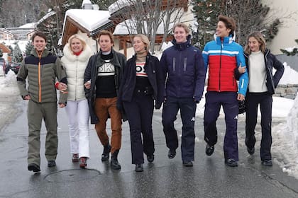 Después de los Juegos Olímpicos, los Gravier Mazza descansaron unos días en Saint-Moritz. En la imagen se ve a Valeria Mazza y Alejandro Gravier junto a Tiziano, Taína, Balthazar, Benicio y su novia, Lola Malm Green