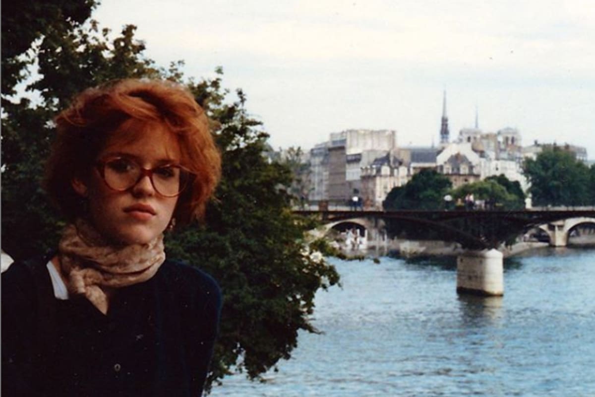 Después de los tres éxitos de las películas dirigidas por John Hughes, la actriz se mudó a Paris para alejarse de la fama. Hoy reivindica su decisión