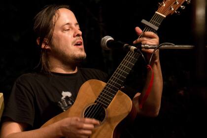 Después de más de dos décadas como músico de Jaime Roos, Rubén Rada y Fito Páez, el uruguayo apuesta a su carrera solista con su segundo CD; hoy lo presenta en Buenos Aires