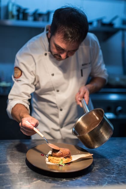 Después de más de una década de trabajo en Chile, el chef jujeño Walter Leal volvió a su lugar de origen, San Salvador, para abrir, hace tres meses, Finca Cocina Urbana, el restaurante de alta gama del que todos hablan.