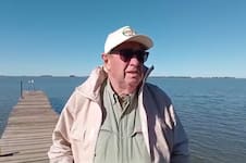 Navegaba con sus amigos a Florianópolis, pero naufragaron a poco de llegar y fue el único sobreviviente