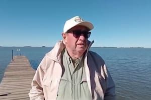 Navegaba con sus amigos a Florianópolis, pero naufragaron a poco de llegar y fue el único sobreviviente