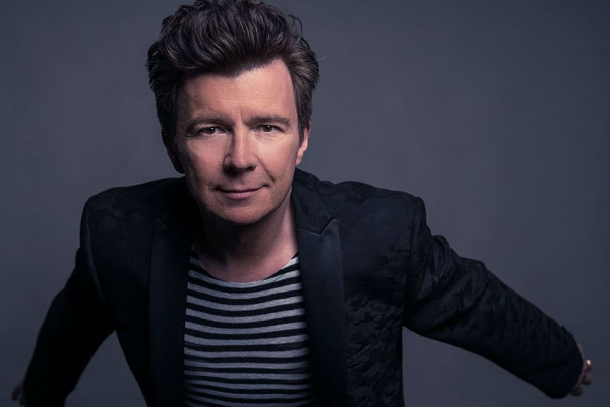 Después de muchos años, Rick Astley reanudó su carrera con un álbum que recopila sus canciones de fines de los 80 y comienzos de los 90