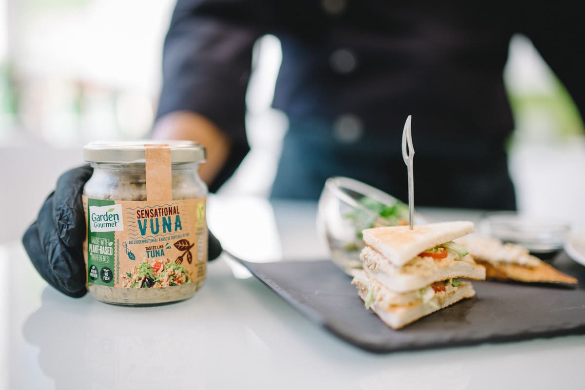 Después de nueve meses de desarrollo e investigación, Nestlé lanzó al mercado la carne falsa de atún, lista para consumir y basada en seis ingredientes de origen vegetal