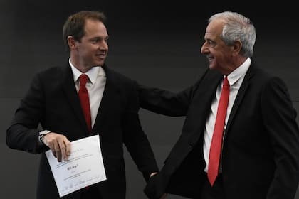 Después de ocho años al frente de la Institución, Rodolfo D'Onofrio cede el mando a Jorge Brito, el nuevo presidente del Club Atlético River Plate.