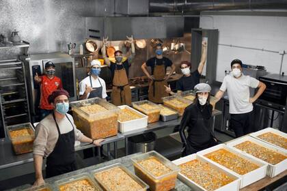 Después de ocho horas de trabajo, el locro listo