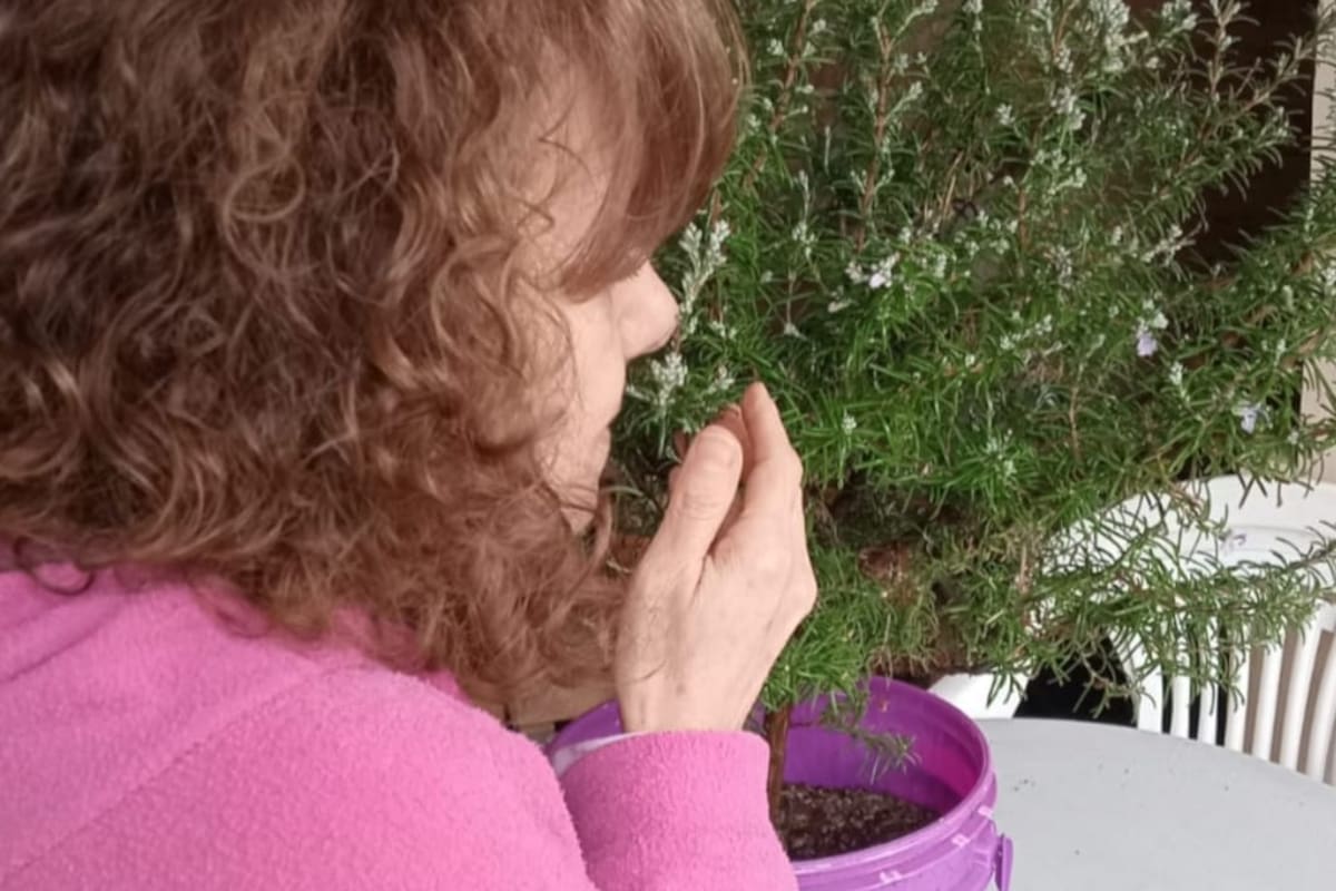 Después de perder el olfato en 2022, Estela Romera incorporó rutinas diarias de entrenamiento con aromas para intentar recuperarlo