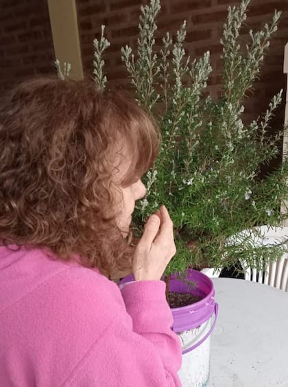 Después de perder el olfato en 2022, Estela Romera incorporó rutinas diarias de entrenamiento con aromas para intentar recuperarlo