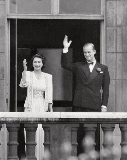 Después de posar para fotos oficiales con los padres de Isabel y su hermana Margaret , la pareja salió al balcón del Palacio de Buckinghan para saludar a la multitud que se acercó a celebrar el compromiso.