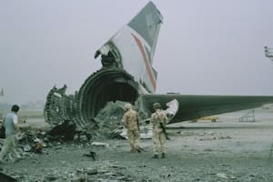 Después de que desembarcaron los pasajeros y la tripulación, el avión fue destruido en la pista