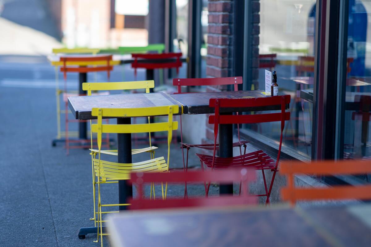 Después de que se volviera popular comer al aire libre, algunos restaurantes de Nueva York opinaron que ya no es necesario ni costeable