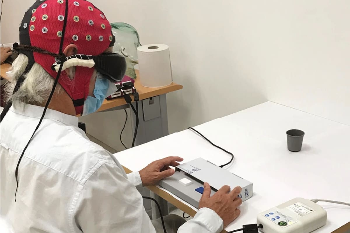 Después de que sus ojos fueran tratados con una terapia genética, un hombre recuperó su visión en forma parcial, aunque requiere el uso de anteojos