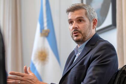 Después de seis meses de silencio, el jefe de Gabinete defiende la gestión económica y se muestra seguro de la reelección de Macri; cuestiona la posibilidad de una interna con la UCR