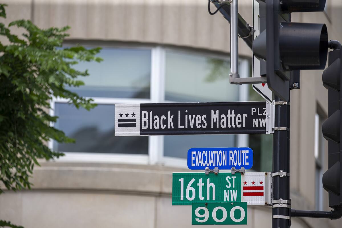 Después de siete días de protestas en la capital estadounidense por la muerte de George Floyd, el alcalde de Washington DC, Muriel Bowser, cambió el nombre de la sección de la calle 16 por "Black Lives Matter Plaza" el 5 de junio de 2020