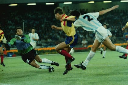 Después de su debut ante la Unión Soviética por la lesión de Pumpido, Goycochea arrancó de titular contra Rumania, en la tercera fecha