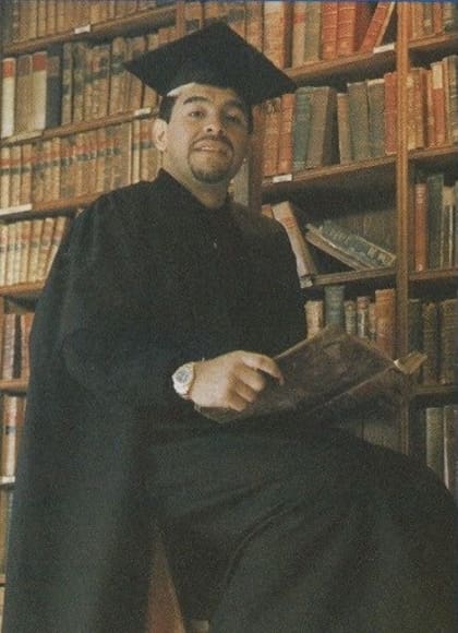 Después de su visita a Oxford, Diego Maradona protagonizó una simpática producción de fotos con toga y birrete