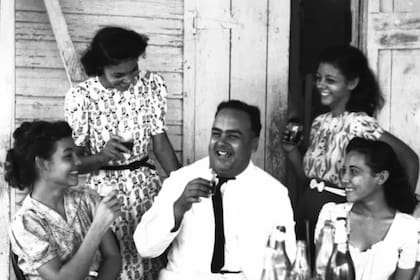 Después de trabajar, los refugiados se reunían en el restaurante del pueblo (Crédito: Archivo General de la Nación)